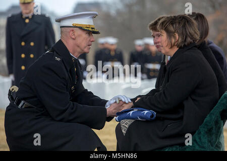 Oberst Tyler J. Zagurski, kommandierender Offizier, Marine Barracks Washington D.C., präsentiert die Nationalflagge auf die nächsten Angehörigen während eines vollen Ehren Begräbnis für Oberst Travis M. Provost auf dem Arlington National Cemetery, Arlington, Va., Nov. 12, 2018. Propst trat der US Marine Corps am 10. November 1989 und wurde als zweiter Leutnant im April 1990 in Betrieb genommen. Er sechs Mal, Unterstützung mehrerer Operationen einschließlich der Operation Iraqi Freedom im Jahr 2005 und im April 2014 in den Ruhestand nach einer bemerkenswerten und dekoriert Karriere. (Offizielle US Marine Corps Stockfoto