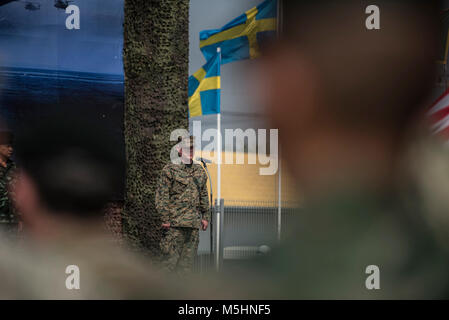 Us Marine Corps. Generalleutnant Lawrence Nicholson, III Marine Expeditionary Force kommandierender General, Adressen Kräfte aus allen sieben teilnehmenden Nationen, die in der Übung Cobra Gold 2018 während der Eröffnungsfeier 13.02.2018, U-Tapao International Airport, Ban Chang Bezirk, Provinz Rayong, Thailand. Übung Cobra Gold, in seiner 37. Iteration, ist entworfen, um die regionale Sicherheit zu fördern und wirksame Antworten auf regionale Krisen sicherzustellen, indem eine robuste multinationale Kraft gemeinsamer Ziele und Verpflichtungen in der indopazifischen Region auseinander zu setzen. Die jährliche Übung wird durchgeführt Stockfoto