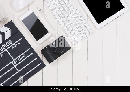 Regisseur Schreibtisch mit filmklappe Board. Ansicht von oben. Stockfoto