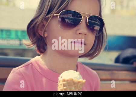 Zwei kleine Mädchen (Schwestern) Eis essen. Stockfoto