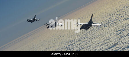 Us Air Force F-16C Kampf gegen die Falken fliegen in Formation während der Luftbetankung Ausbildung in schwedischen Luftraum, Feb 8, 2018. Die Ausbildung wurde in Verbindung mit einem rotierenden Einsatz von F-16 Cs von 180 des Ohio Air National Guard Fighter Wing zu Amari Air Base, Estland, als Teil einer Theater Security Package. (U.S. Air Force Stockfoto