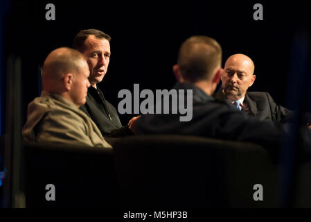 SAN DIEGO (Feb. 8, 2018) Chef der Naval Operations (CNO) Adm. John Richardson, Kommandant der Marine Corps Gen. Robert Neller, und der Kommandant der Küstenwache Adm. Paul Zukunft an einer Podiumsdiskussion teilnehmen, die von pensionierten Adm moderiert. James Stavridis während der Streitkräfte Kommunikation und Electronics Association - USA Naval Institute (AFCEA/USNI) WEST 2018. WEST bringt Militär- und Branchenführer aus dem Meer Dienstleistungen, Informationen und Ideen zu teilen. (U.S. Marine Stockfoto