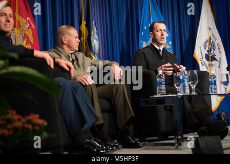 SAN DIEGO (Feb. 8, 2018) Chef der Naval Operations (CNO) Adm. John Richardson, Kommandant der Marine Corps Gen. Robert Neller, und der Kommandant der Küstenwache Adm. Paul Zukunft an einer Podiumsdiskussion teilnehmen, die von pensionierten Adm moderiert. James Stavridis während der Streitkräfte Kommunikation und Electronics Association - USA Naval Institute (AFCEA/USNI) WEST 2018. WEST bringt Militär- und Branchenführer aus dem Meer Dienstleistungen, Informationen und Ideen zu teilen. (U.S. Marine Stockfoto