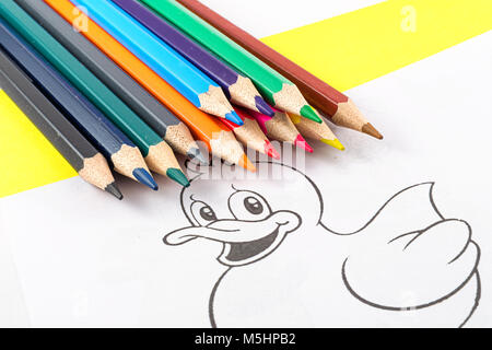 Farbstifte auf ein Malbuch Nahaufnahme Stockfoto