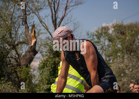 Ein Mann wird aus dem eisigen Wasser nach eingetaucht in während der Stärke rennen Legion in Sofia, Bulgarien am 26. Juli 2014 statt Stockfoto