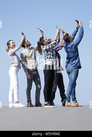 Ansicht der Rückseite. glückliche Freunde auf selfie. Stockfoto