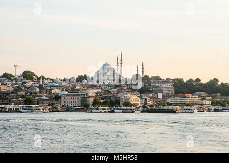 Eine schöne Aussicht auf die Blaue Moschee ist auch Sultanahmet im europäischen Teil von Istanbul genannt. Tolle Aussicht auf den europäischen Teil von Istanbul. Stockfoto