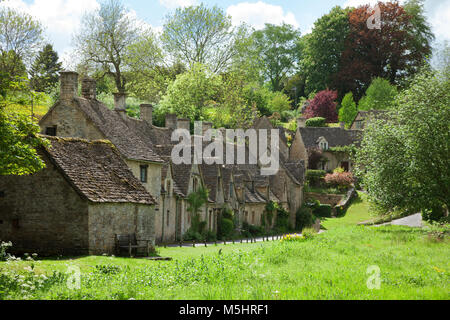 Bibury. Arlington Row: Cotswold Stone Cottages in schönen Frühlingstag. England, UK. Stockfoto