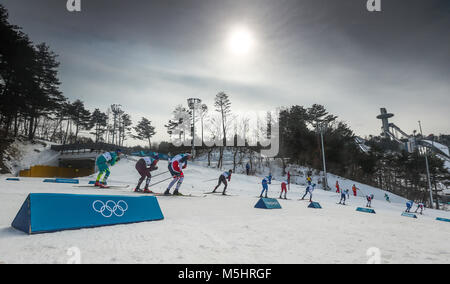 Das Feld Ski in die Arena während der Männer 50 km Massenstart klassisch Alpensia Cross Country Centre bei Tag 15 der Winter-olympischen Spiele 2018 PyeongChang in Südkorea. Stockfoto