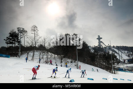 Das Feld Ski in die Arena während der Männer 50 km Massenstart klassisch Alpensia Cross Country Centre bei Tag 15 der Winter-olympischen Spiele 2018 PyeongChang in Südkorea. Stockfoto