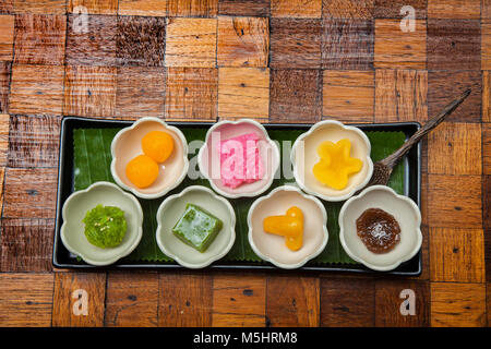 Neues Jahr varity Süßigkeiten, bunten der Thailändischen gedämpft Layer Cake in Würfel und frittierte Gebäck Golden Ball, Frittierte candy Drop und Jackfruit im alten Stil von bl Stockfoto