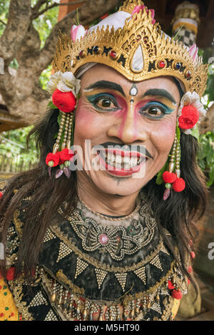 Porträt einer feuertänzer am Ende einer Leistung, Kecak Fire Dance, Ubud, Bali Stockfoto