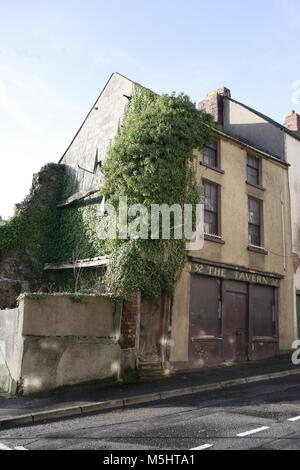 Lisburn, Nordirland. Lisburn (/'l?z. b? rn/ oder /l?s. b? rn/; bedeutet "Fort von Stream', vermutlich aus dem Irischen lios, was bedeutet, dass "fort", und Schotten brennen, Stream der Bedeutung') ist eine Stadt in Nordirland. Es ist 8 Meilen (13 km) südwestlich von Belfast City Centre, am Fluss Lagan, bildet die Grenze zwischen der Grafschaft Antrim und County Down. Lisburn ist Teil der Belfast Metropolitan Area. Es hatte eine Bevölkerung von über 71,469 Menschen in der Volkszählung 2011. Früher ein Borough, Lisburn war Stadt Status im Jahr 2002 als Teil des Goldenen Jubiläum feiern Königin Elisabeth II. gewährt. Es ist die drittgrößte Stadt Stockfoto