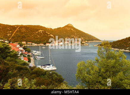 Malerische Bucht auf der Insel Lastovo, Сroatia. Yachten und Boote in der Bucht Zaklopatica auf der Insel Lastovo. Stockfoto