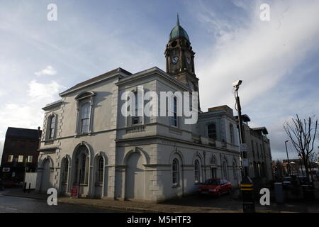 Lisburn, Nordirland. Lisburn (/'l?z. b? rn/ oder /l?s. b? rn/; bedeutet "Fort von Stream', vermutlich aus dem Irischen lios, was bedeutet, dass "fort", und Schotten brennen, Stream der Bedeutung') ist eine Stadt in Nordirland. Es ist 8 Meilen (13 km) südwestlich von Belfast City Centre, am Fluss Lagan, bildet die Grenze zwischen der Grafschaft Antrim und County Down. Lisburn ist Teil der Belfast Metropolitan Area. Es hatte eine Bevölkerung von über 71,469 Menschen in der Volkszählung 2011. Früher ein Borough, Lisburn war Stadt Status im Jahr 2002 als Teil des Goldenen Jubiläum feiern Königin Elisabeth II. gewährt. Es ist die drittgrößte Stadt Stockfoto