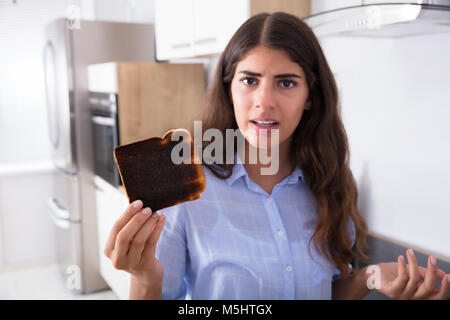 Close-up eine traurige junge Frau auf Toast gebrannt Stockfoto