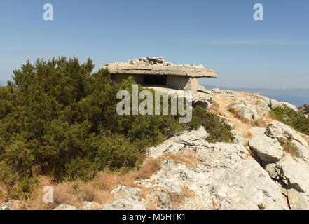 Abgebrochene militärische Einrichtung auf der Insel Lastovo Kroatien. Jugoslawische Volksarmee war hier stationiert, weil Lastovo eine der wichtigsten militärischen Bas wurde Stockfoto