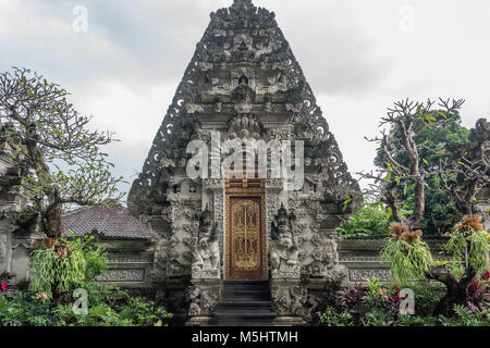 Reich verzierte Fassade des Puri Kantor, Ubud, Bali Stockfoto