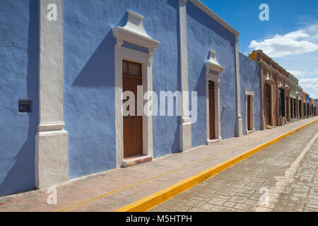 Campeche, Mexiko - Januar 31,2018: Typische koloniale Straße in Campeche, Mexiko. Historische Festungsstadt Campeche - UNESCO-Weltkulturerbe. Stockfoto