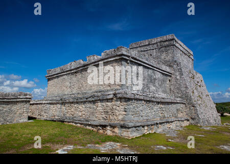 Majestätische Ruinen in Tulum. Tulum ist ein Ferienort auf Mexicos karibischen Küste. Aus dem 13. Jahrhundert, ummauerten Maya archäologische Stätte Tulum National Park o Stockfoto