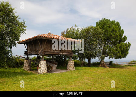 Traditionelle ländliche Kornspeicher Horreo an der Küste, Spanien Stockfoto