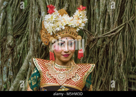 Porträt einer Balinesische Tänzerin gegen ficus Wurzeln, Monkey Forest, Ubud, Bali Stockfoto