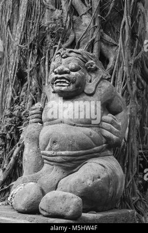 Ogre Statue mit abb. Wurzeln, Heilige Affenwaldstation, Ubud, Bali Stockfoto