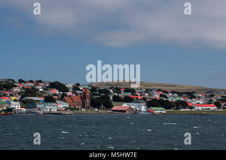 Falklandinseln, East Falkland, Stanley (aka Port Stanley) mit Blick auf den Hafen von Stanley mit dem Christ Church Cathedral. Stockfoto