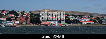 Falklandinseln, East Falkland, Stanley (aka Port Stanley) mit Blick auf den Hafen von Stanley mit dem Christ Church Cathedral. Stockfoto