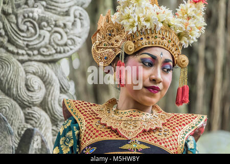 Porträt eines balinesischen Tänzer in traditionellen Trachten, Dragon Bridge, Monkey Forest, Ubud, Bali Stockfoto