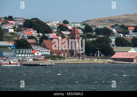 Falklandinseln, East Falkland, Stanley (aka Port Stanley) mit Blick auf den Hafen von Stanley mit dem Christ Church Cathedral. Stockfoto