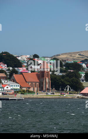 Falklandinseln, East Falkland, Stanley (aka Port Stanley) mit Blick auf den Hafen von Stanley mit dem Christ Church Cathedral. Stockfoto