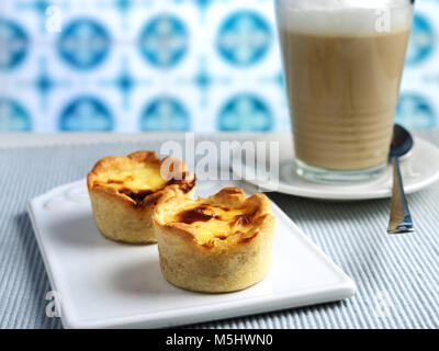 Portugiesische ei Torte Gebäck Pastel de nata mit einer Tasse Kaffee Latte Stockfoto