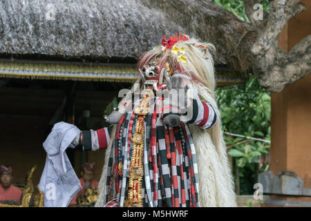 Rangda Charakter mit langen Nägeln und lange Zunge, Calon Arang traditioneller Tanz, Sahadewa Barong Tanz, Ubud, Bali Stockfoto