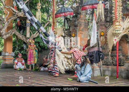 Die böse Hexe Rangda kommt auf die Bühne und Calon Arang traditioneller Tanz, Sahadewa Barong Tanz, Ubud, Bali Stockfoto