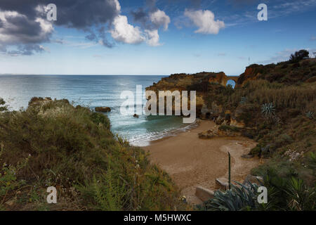 Blick auf Estudantes Strand in Lagos, Algarve, Portugal Stockfoto