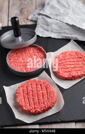Kochen Rindfleisch Hamburger aus Hackfleisch mit Fleisch drücken Sie Stockfoto