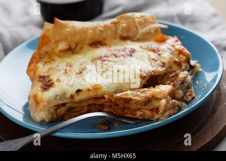 Portion Lasagne Bolognese auf einem rustikalen Tisch Stockfoto