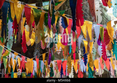 Angkor Siem Reap Kambodscha Februar 22, 2018 bunte Bunting über eine moderne Buddha Bild innen Banteay Kdei. Einer der Tempel in Angkor co Stockfoto
