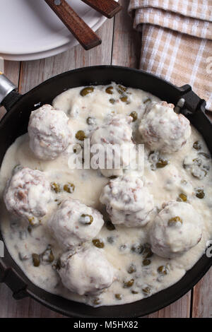 Konigsberger Klopse die traditionellen Preußischen Spezialität von Fleischbällchen in weißer Sauce mit Kapern Stockfoto