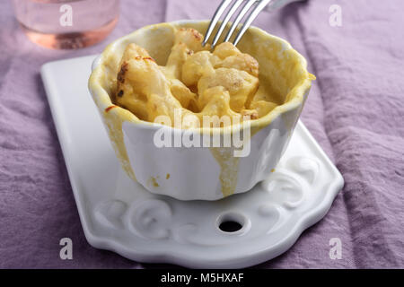 Blumenkohl Käse mit Safran in einer Auflaufform Stockfoto