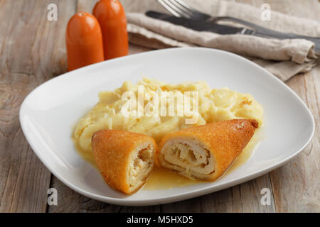 Huhn Kiew mit Kartoffelpüree auf einem rustikalen Tisch Stockfoto