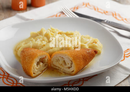 Huhn Kiew mit Kartoffelpüree auf einem rustikalen Tisch Stockfoto