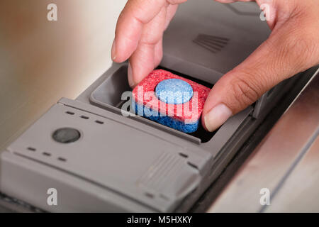 Nahaufnahme der Person Hand Tablet in Spülmaschine Stockfoto