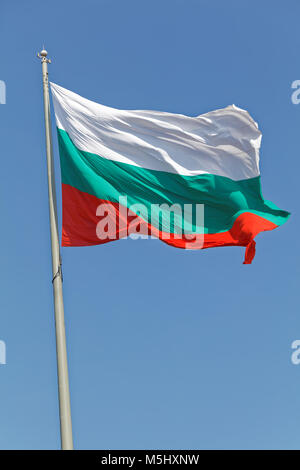 Bulgarische Flagge schwenkten gegen den blauen Himmel Stockfoto