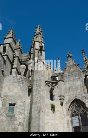 Kirche in St. Malo Dinan, Frankreich, stammt aus dem 15. Jahrhundert. Die elegante gemeißelte Portalvorbau stammt aus dem 17. Jahrhundert. Stockfoto