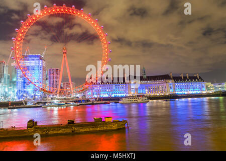 London, Großbritannien, 17. Februar 2018: UK Skyline am Abend. Ilumination auf das London Eye und die Gebäude neben der Themse Stockfoto