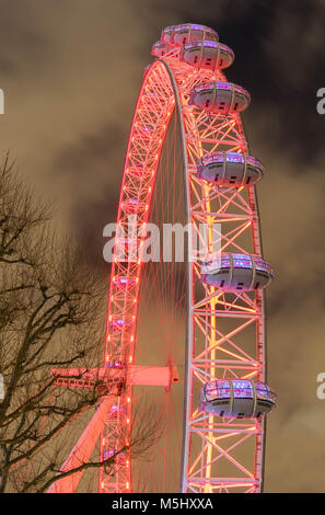 London, Großbritannien, 17. Februar 2018: UK Skyline am Abend. Ilumination des London Eye Stockfoto