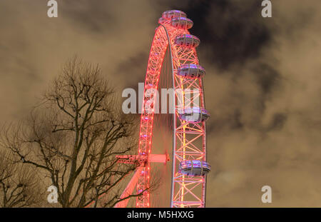 London, Großbritannien, 17. Februar 2018: UK Skyline am Abend. Ilumination des London Eye Stockfoto