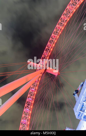 London, Großbritannien, 17. Februar 2018: UK Skyline am Abend. Ilumination des London Eye Stockfoto